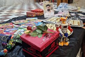 یادگارهای کودکی شهید «علی حیدری» به کودکان سریش‌آبادی اهدا شد
