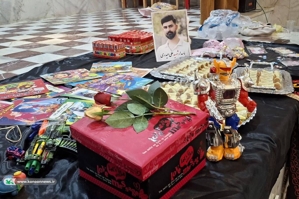 مادر شهید علی حیدری یادگارهای کودکی فرزندش را به اعضای کانون سریشآباد هدیه داد؛ روایتی ماندگار از عاشورا، ایثار و تربیت نسل آینده یادگارهای کودکی شهید «علی حیدری» به کودکان سریشآبادی اهدا شد