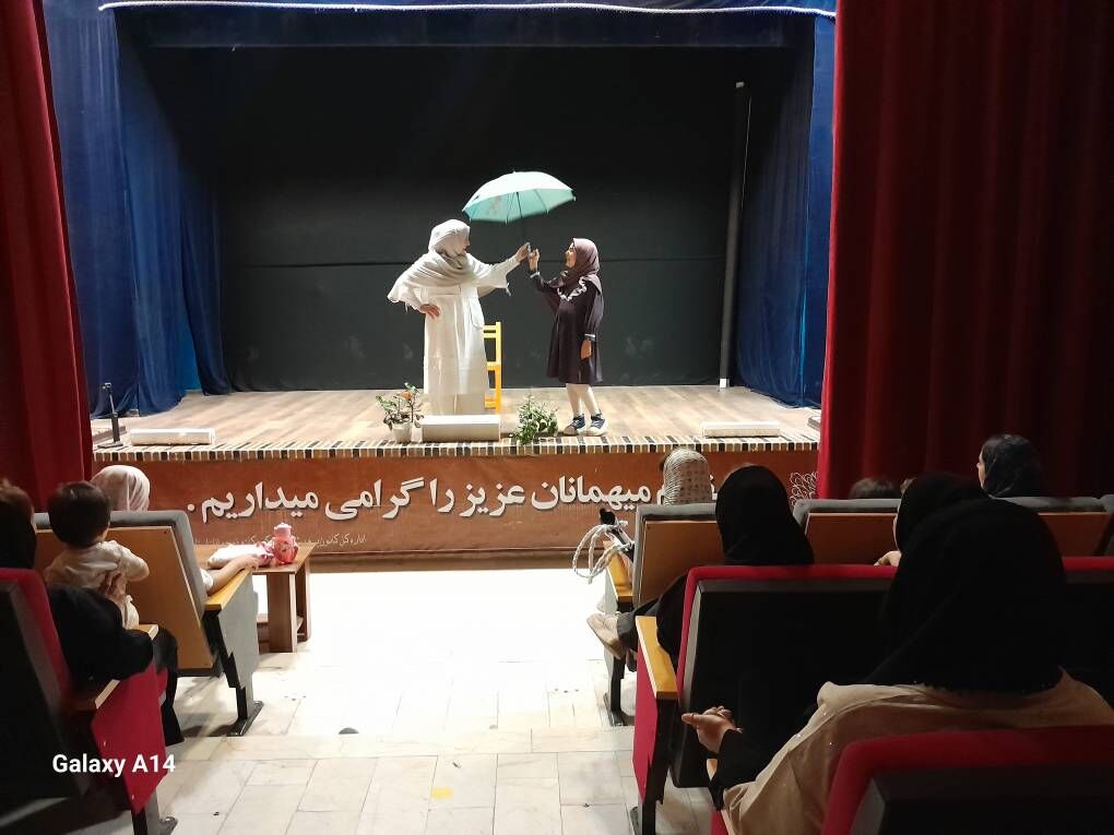 قابهایی از نمایش «نگهبان آسمان» در مراکز کانون استان اردبیل استقبال ۷۰۰ نفری از نمایش «نگهبان آسمان» در ۶ مرکز فرهنگیهنری کانون اردبیل