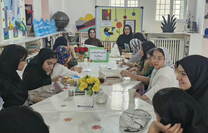 نشست انجمن ادبی «یاز» در کانون گرمی با حضور نویسنده کتاب «گلین» برگزار شد نشست انجمن ادبی «یاز» در کانون گرمی با حضور نویسنده کتاب «گلین» برگزار شد