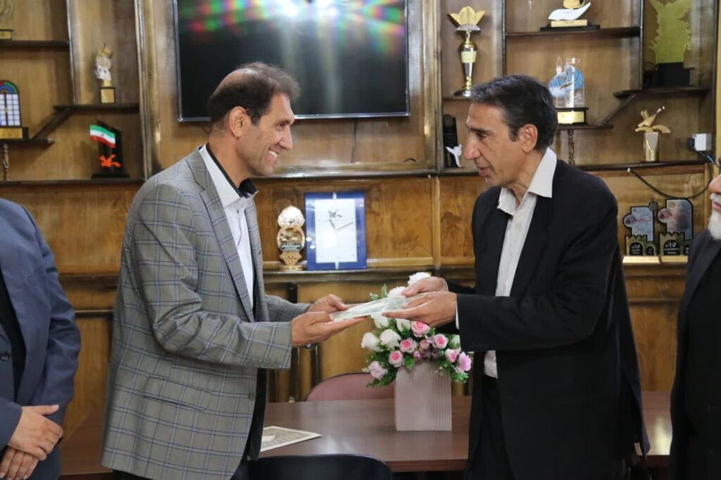 تجلیل از نویسنده کودک و موسس کنسرت فیلارمونیک در کانون کرمانشاه