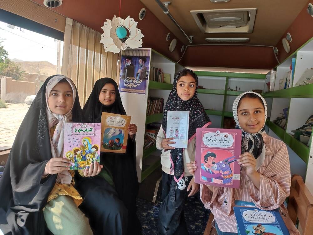 سمنان1405 کانونِ سیارِ میامی لبخند و خلاقیت را به کودکان هدیه داد