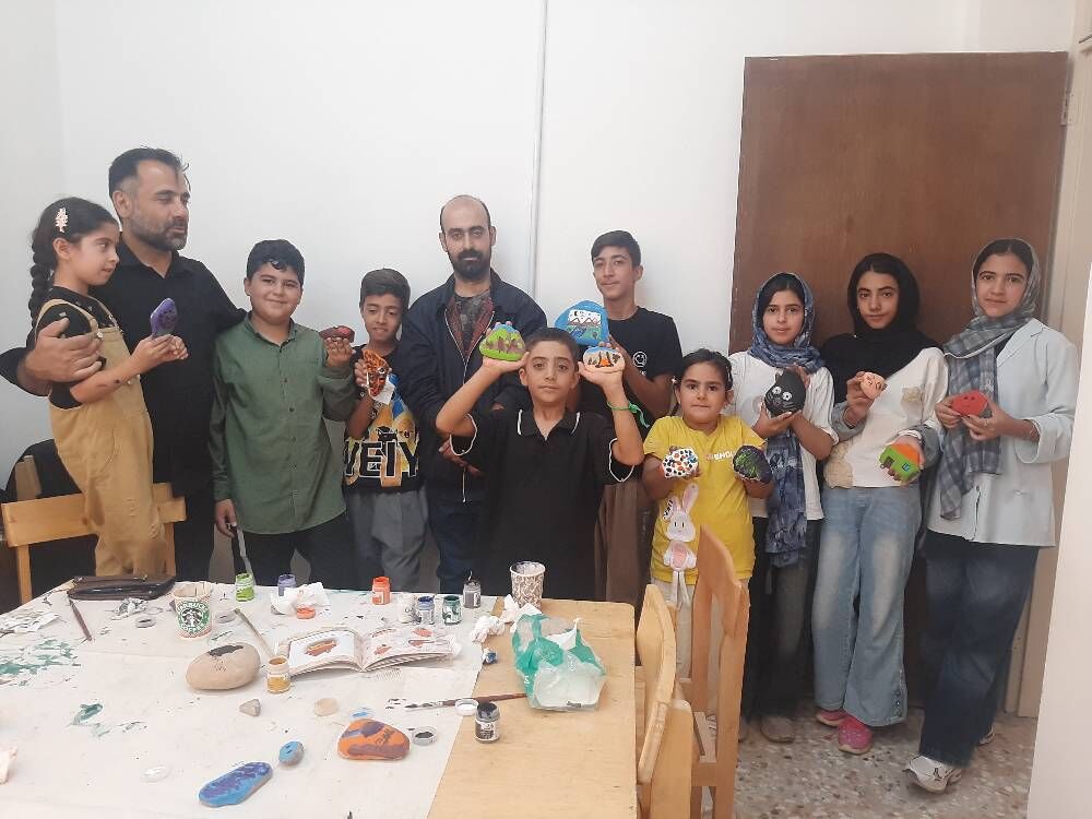سمنان1405 کودکان روستای افتر با سنگها قصه ساختند