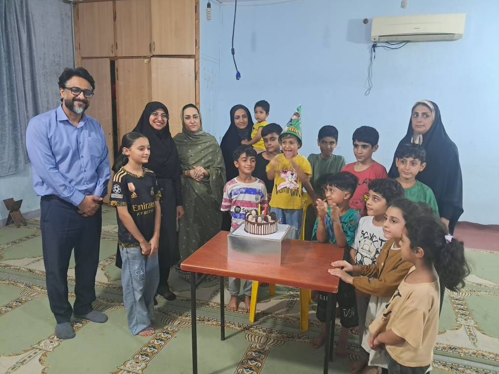 لبخند در قلب بحران؛ اجرای نمایش «اوکاپی» برای کودکان و خانواده‌های جزایر مرزی هرمزگان