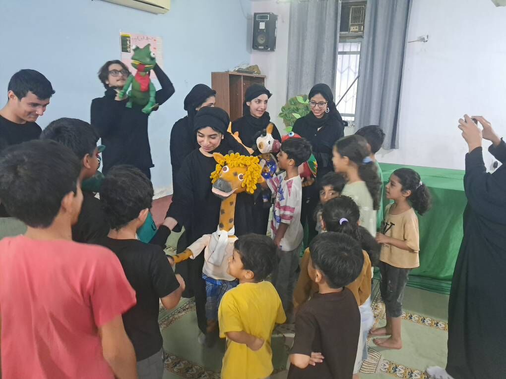 لبخند در قلب بحران؛ اجرای نمایش «اوکاپی» برای کودکان و خانواده‌های جزایر مرزی هرمزگان