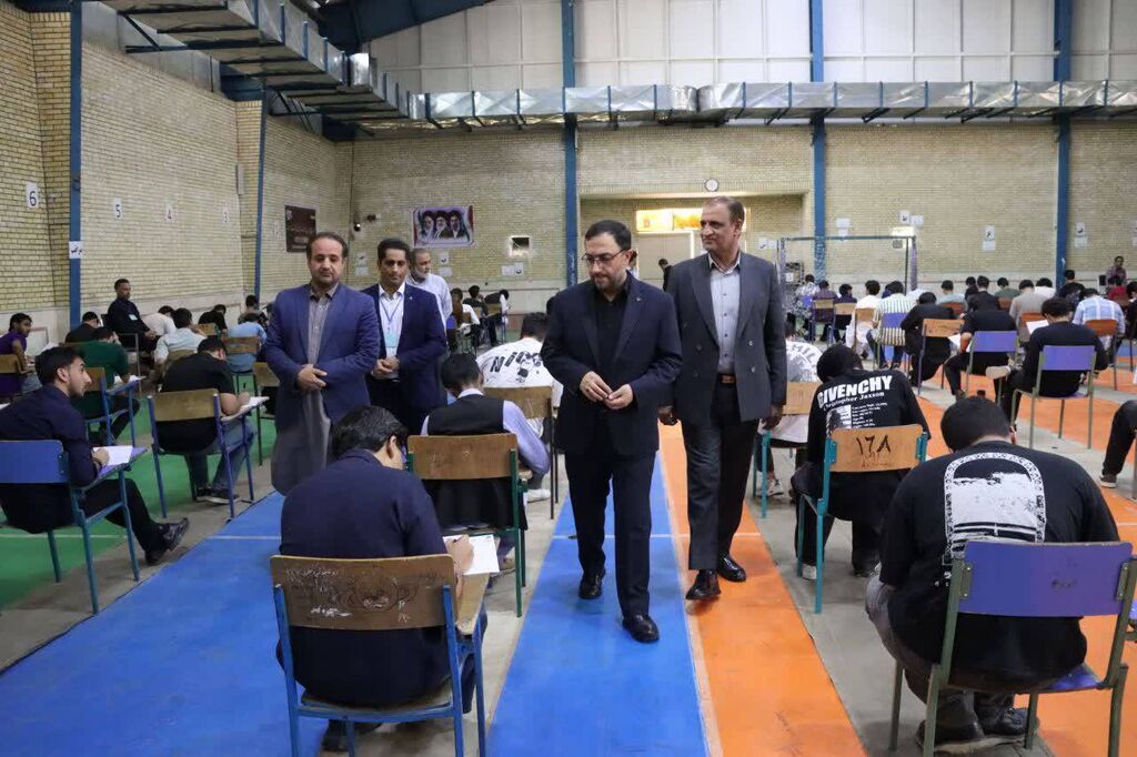 بازدید حامد علامتی از حوزههای امتحانی زاهدان بازدید نماینده وزیر آموزش و پرورش از حوزههای آزمون نهایی استان سیستان و بلوچستان