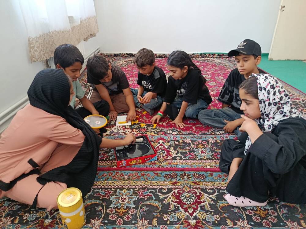 مرکز سیار روستایی شاهرود با بازی، پژوهش و کتاب به دلِ کودکان رفت