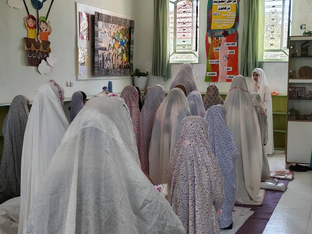 تجلی نور بندگی در گلستان سجاده های سپید دختران صفاشهری