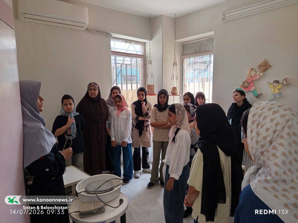 رنگِ تابستان بر سفال‌های کانون؛ نوجوانان زاهدانی در کارگاه‌های تخصصی لعاب