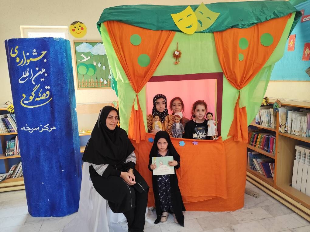 سمنان1405 اعضای کانون سرخه اجرای نمایش و عروسکگردانی را تمرین میکنند