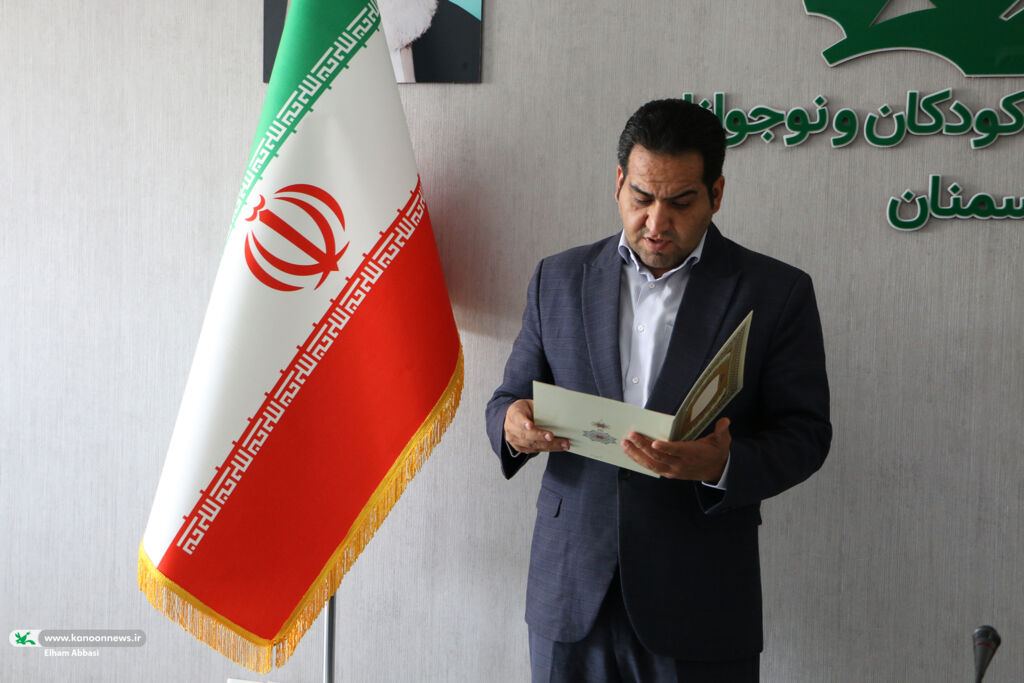 سمنان1405 تقدیر مدیرکل کانون پرورش فکری سمنان از خادمان حسینیه «میناب ۱۶۸»