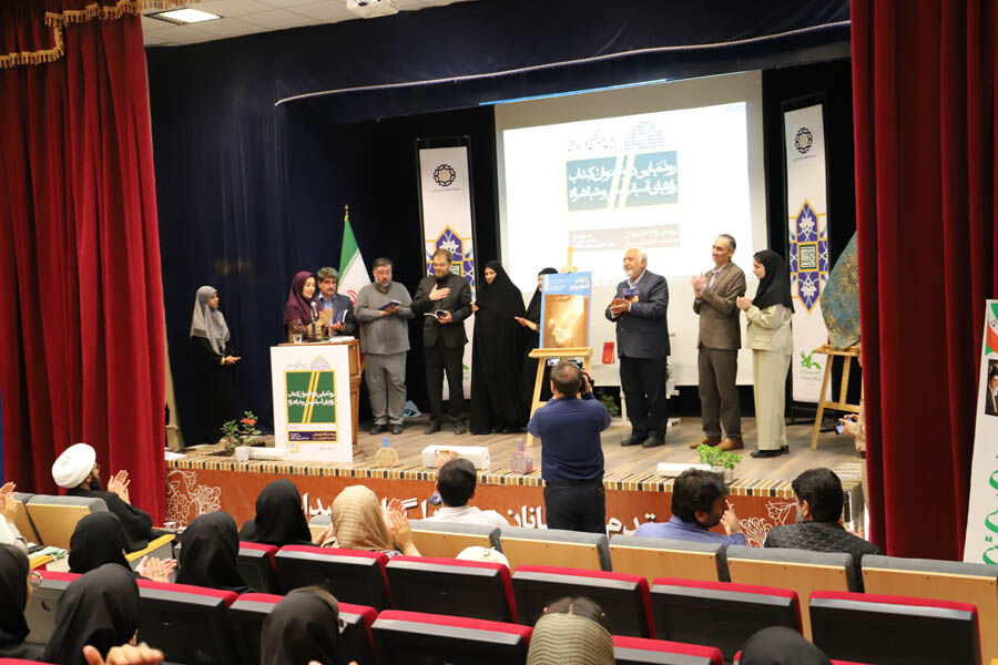یادگاران صفوی؛ آیین رونمایی از دو عنوان کتاب در کانون استان اردبیل دو اثر «رازهای اسفریس» و «شاهراه» در کانون اردبیل رونمایی شد