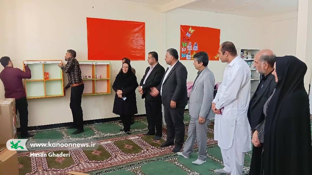 تداوم پرواز «هزار درنای کاغذی» کانون در سیستان و بلوچستان؛ تجهیز مدارس طرح نماد به قفسههای کتاب و سرگرمی