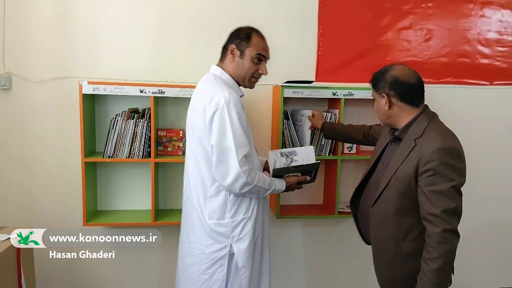 تداوم پرواز «هزار درنای کاغذی» کانون در سیستان و بلوچستان؛ تجهیز مدارس طرح نماد به قفسههای کتاب و سرگرمی