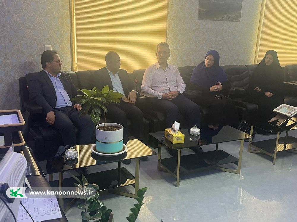 دیدار مدیرکل کانونداستان کرمان با فرماندار رابر ساختمان کانون رابر در شأن کودکان و نوجوانان این شهرستان نیست