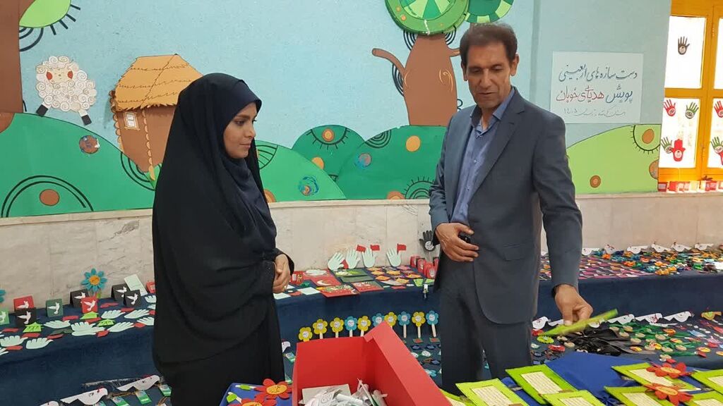 نمایشگاه «هدیه خوبان» در مرکز شماره ۲ کانون کرمانشاه گشایش یافت