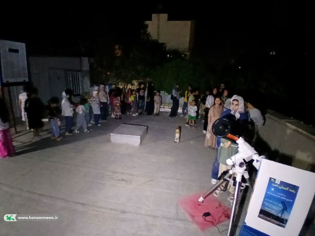 رصد ماه و گذر ایستگاه فضایی بین‌المللی در مرکز نجوم کانون در شهر اراک برگزار شد