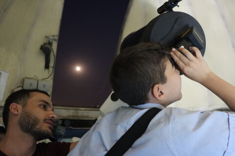 چشم‌ها به آسمان