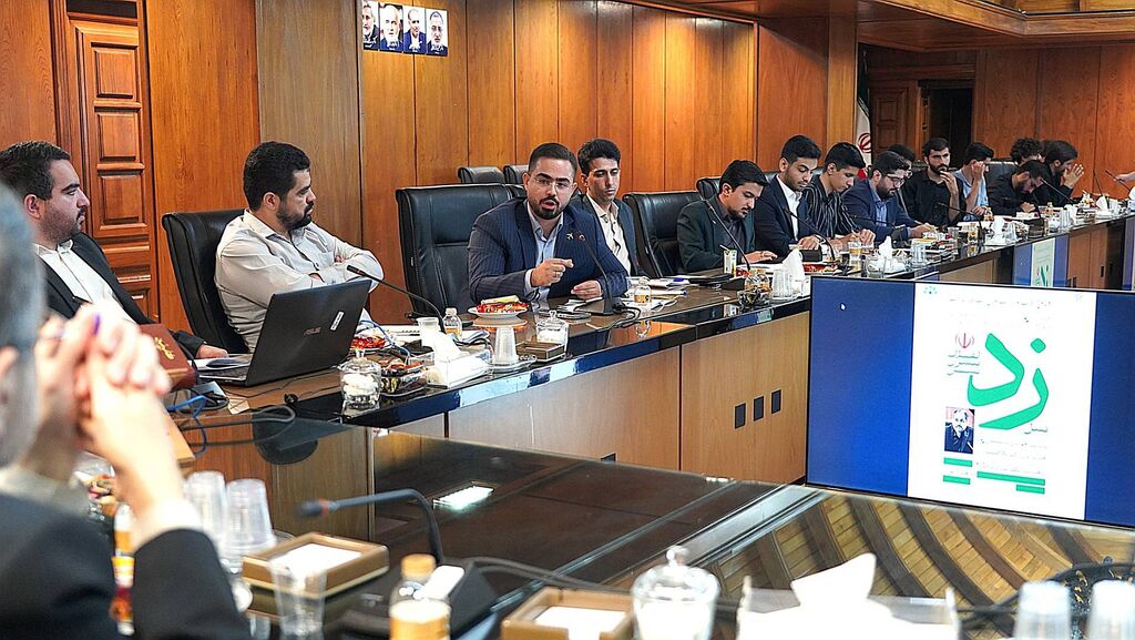 حضور کانون‌یار مرکز ۲ استان تهران در نشست جوانان نخبه نسل زد با رئیس مرکز پژوهش‌های مجلس
