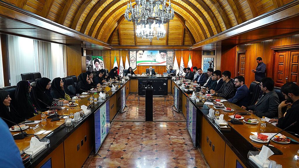 حضور کانونیار مرکز ۲ استان تهران در نشست جوانان نخبه نسل زد با رئیس مرکز پژوهشهای مجلس