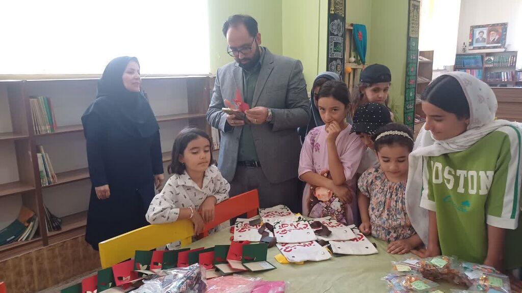نمایشگاه "دستسازههای حسینی" اعضای کانون همدان افتتاح شد