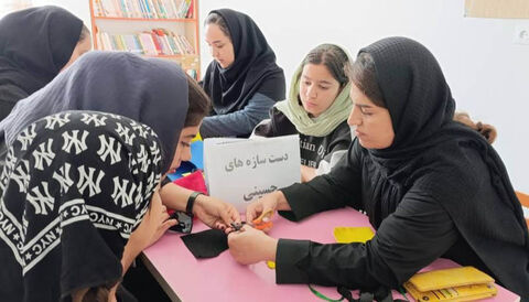 دست‌سازه‌های حسینی اعضای کانون استان اردبیل برای اهدا به کودکان زائر اربعین