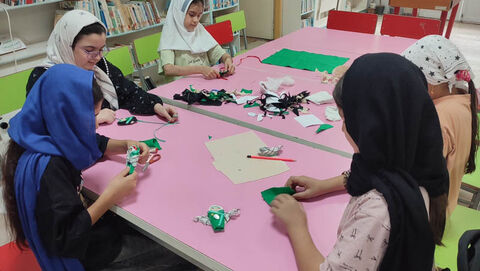 دست‌سازه‌های حسینی اعضای کانون استان اردبیل برای اهدا به کودکان زائر اربعین