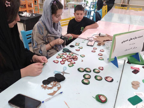 دست‌سازه‌های حسینی اعضای کانون استان اردبیل برای اهدا به کودکان زائر اربعین