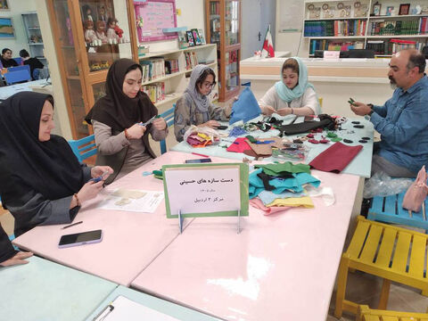 دست‌سازه‌های حسینی اعضای کانون استان اردبیل برای اهدا به کودکان زائر اربعین