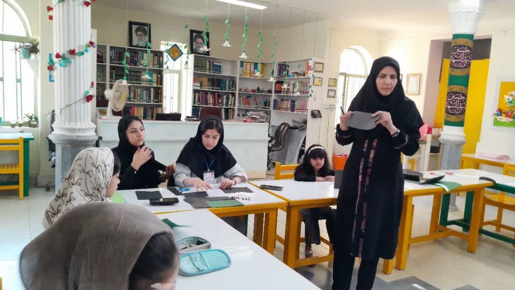 نوجوانان سلماس «پرچمهای پیامرسان کربلا» را ساختند نوجوانان سلماس «پرچمهای پیامرسان کربلا» را ساختند