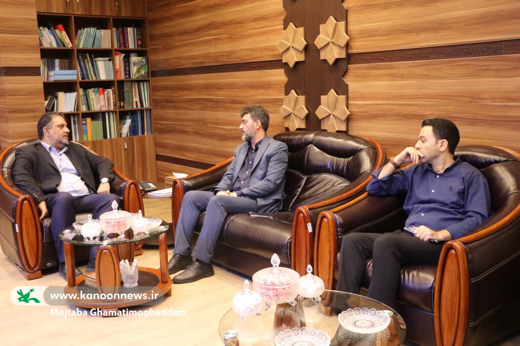 نشست مدیر کل کانون با مدیر کل برنامه و بودجه استان گیلان همگرایی برای تقویت زیرساختهای فرهنگی و آیندهسازی یک ضرورت است