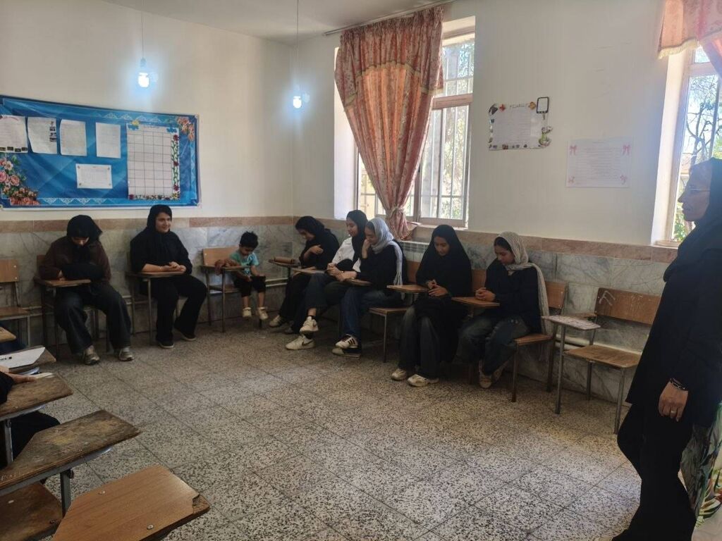 سمنان1405 نشست ادبی نوجوانان در روستای میقان با محوریت روایتگری شاهنامه و گلستان