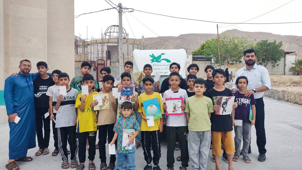 گسترش عدالت فرهنگی در اوز با راهاندازی کتابخانه سیار کانون