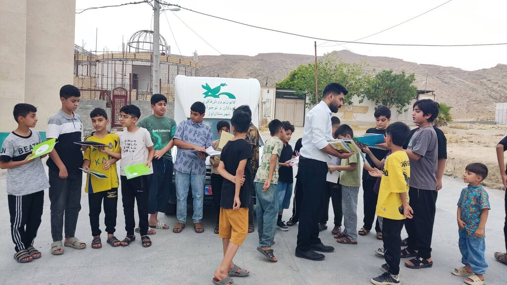 گسترش عدالت فرهنگی در اوز با راهاندازی کتابخانه سیار کانون