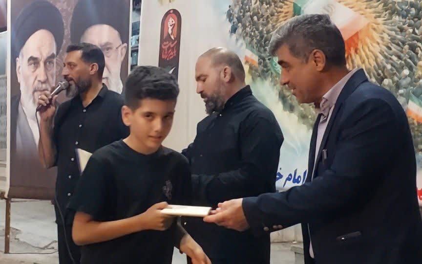 تجلیل از برگزیدگان مسابقه «دلنوشتهای به رهبر شهید» در گیلانغرب