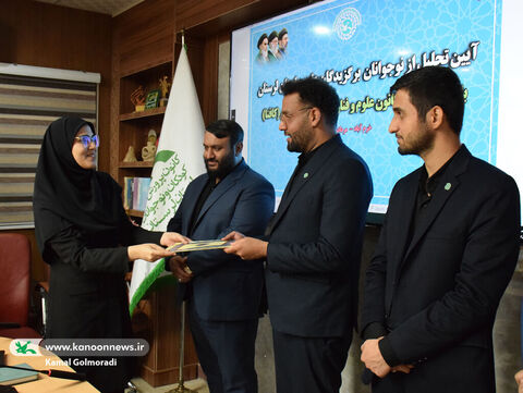 نشست رئیس کانون علوم و فناوری با نوجوانان برگزیده لرستان