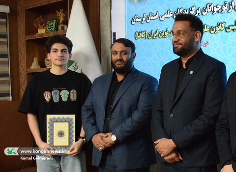 نشست رئیس کانون علوم و فناوری با نوجوانان برگزیده لرستان
