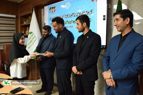 نشست رئیس کانون علوم و فناوری با نوجوانان برگزیده لرستان
