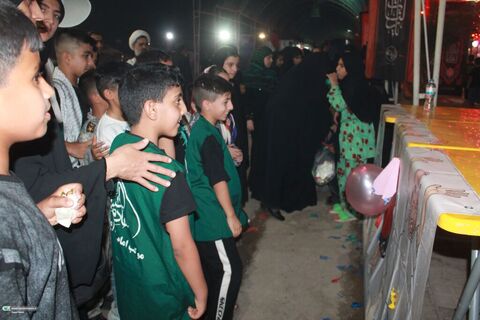 خدمت‌رسانی فرهنگی کانون به کودکان زائر با قصه‌گویی و واقعیت مجازی