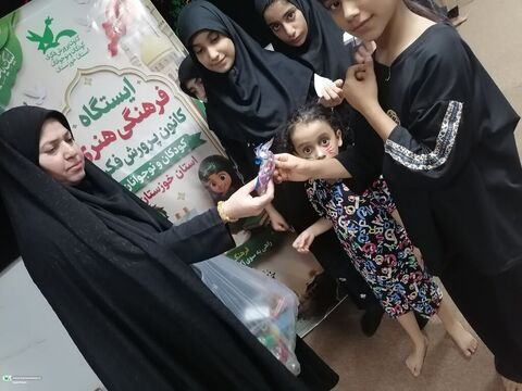 خدمت‌رسانی فرهنگی کانون به کودکان زائر با قصه‌گویی و واقعیت مجازی