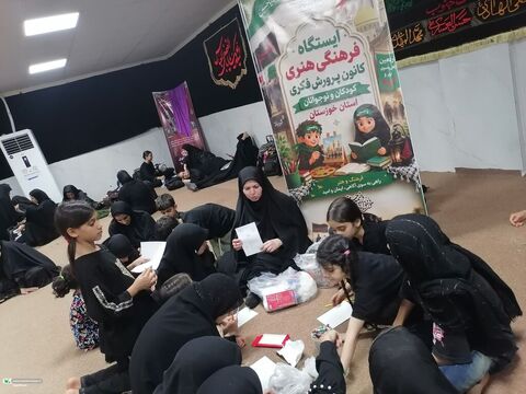 خدمت‌رسانی فرهنگی کانون به کودکان زائر با قصه‌گویی و واقعیت مجازی