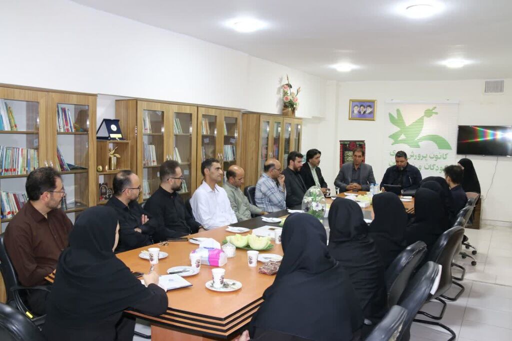 نشست معاون توسعه و مدیریت منابع کانون کشور با مسئولان استان کرمانشاه