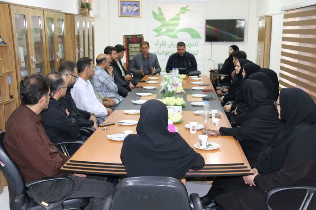 نشست معاون توسعه و مدیریت منابع کانون کشور با مسئولان استان کرمانشاه