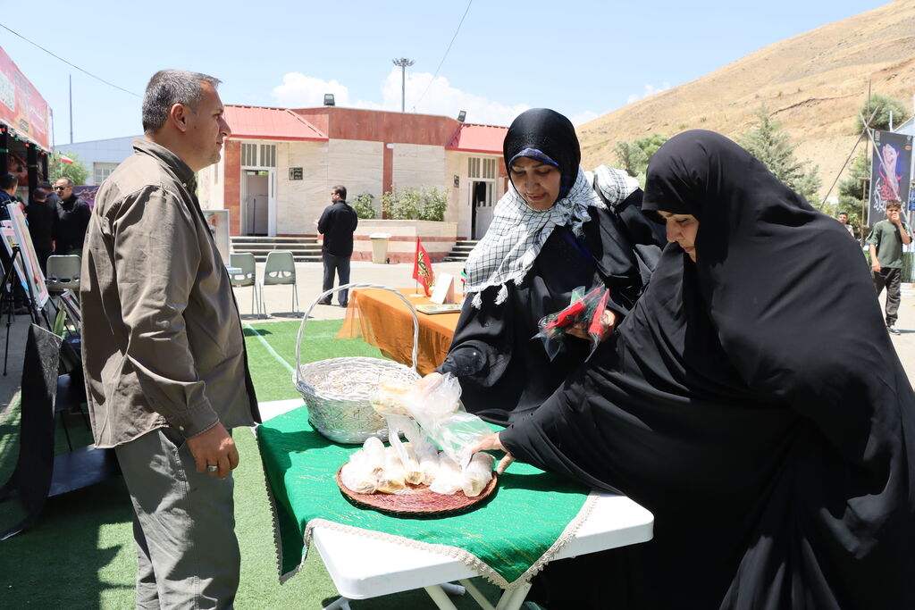 طعم خدمت نوجوانان به زائران اربعین در مرز تمرچین