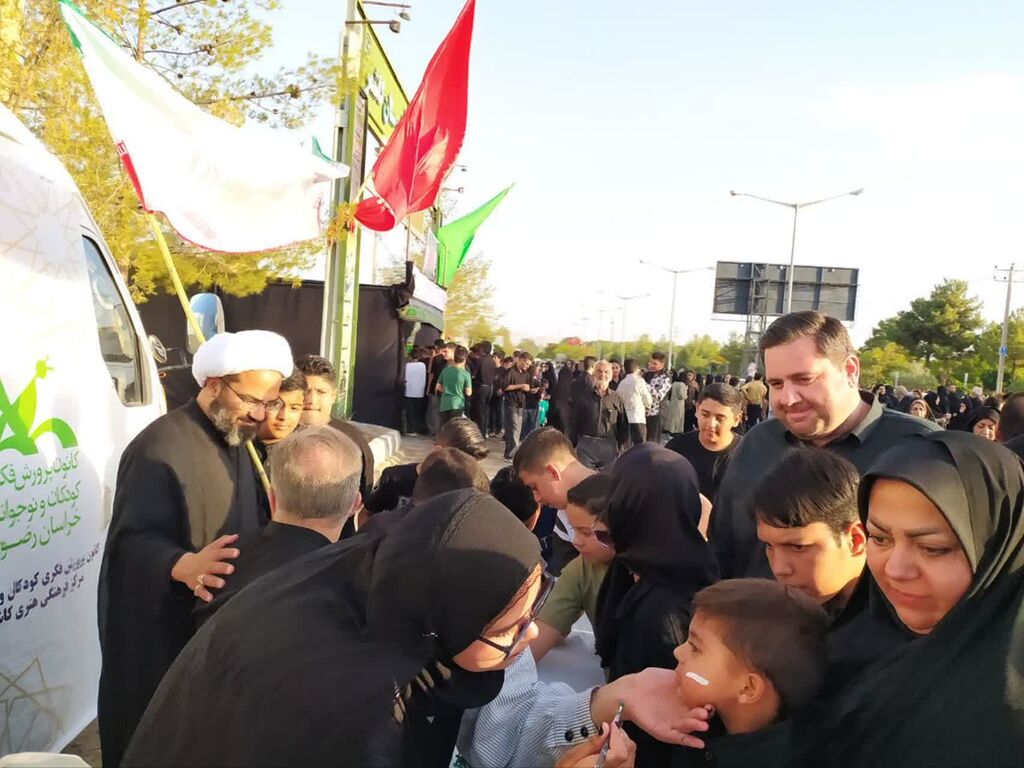موکب فرهنگی کاشمر با حضور مربیان و اعضا در پیادهروی حرم تا حرم برپا شد