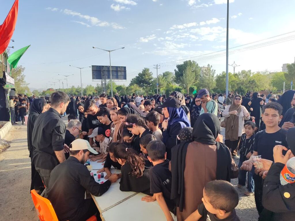 موکب فرهنگی کاشمر با حضور مربیان و اعضا در پیاده‌روی حرم تا حرم برپا شد