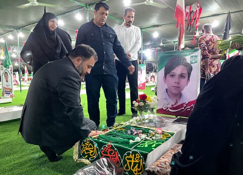 ادای احترام مدیرعامل کانون به شهدای کورک میناب