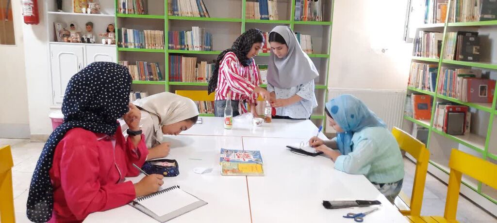 انجام آزمایش ساده شیمی در کانون اسدآباد