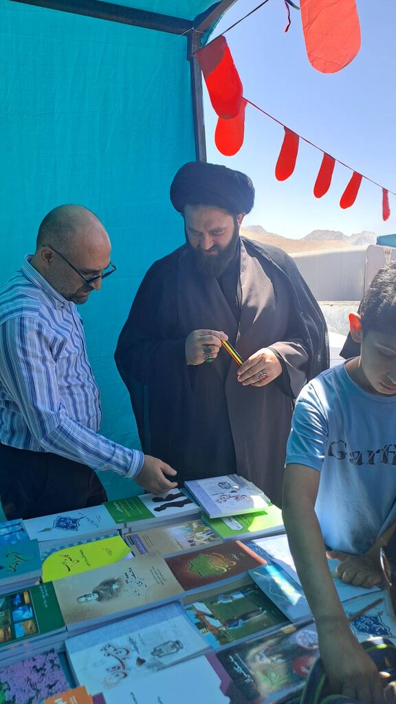 در مسیرِ پیاده‌رویِ جاماندگانِ مهدیشهر؛ موکبِ کانون میزبانِ زائرانِ کوچک شد