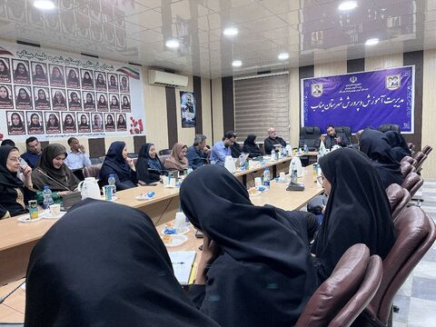 نشست مدیرعامل کانون با همکاران کانون استان هرمزگان